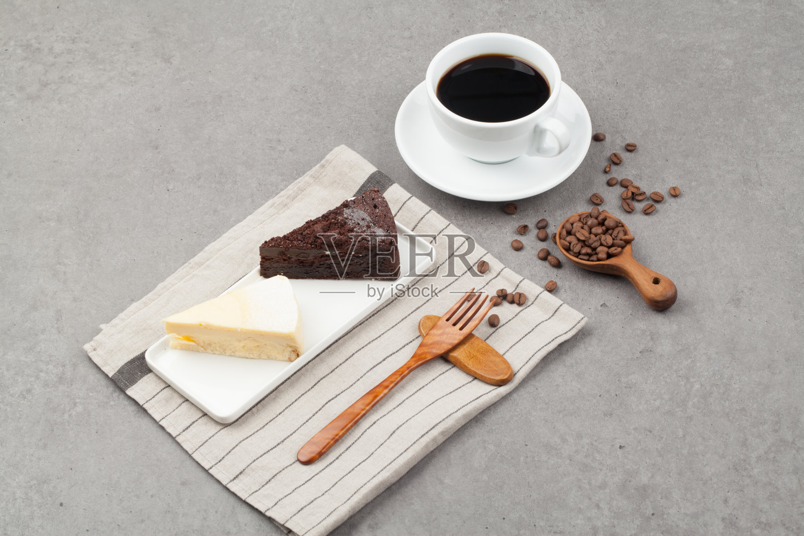 蛋糕和面包按片出售照片摄影图片