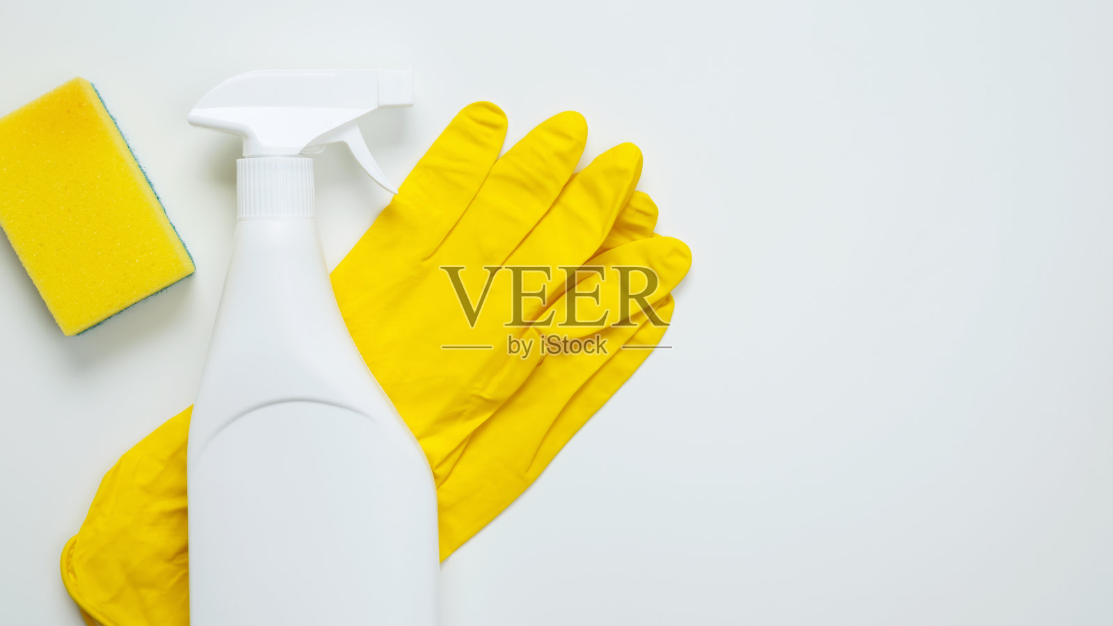 各种配件清洁产品，喷雾剂，抹布和刷子。俯视图，平面布局，复制空间照片摄影图片