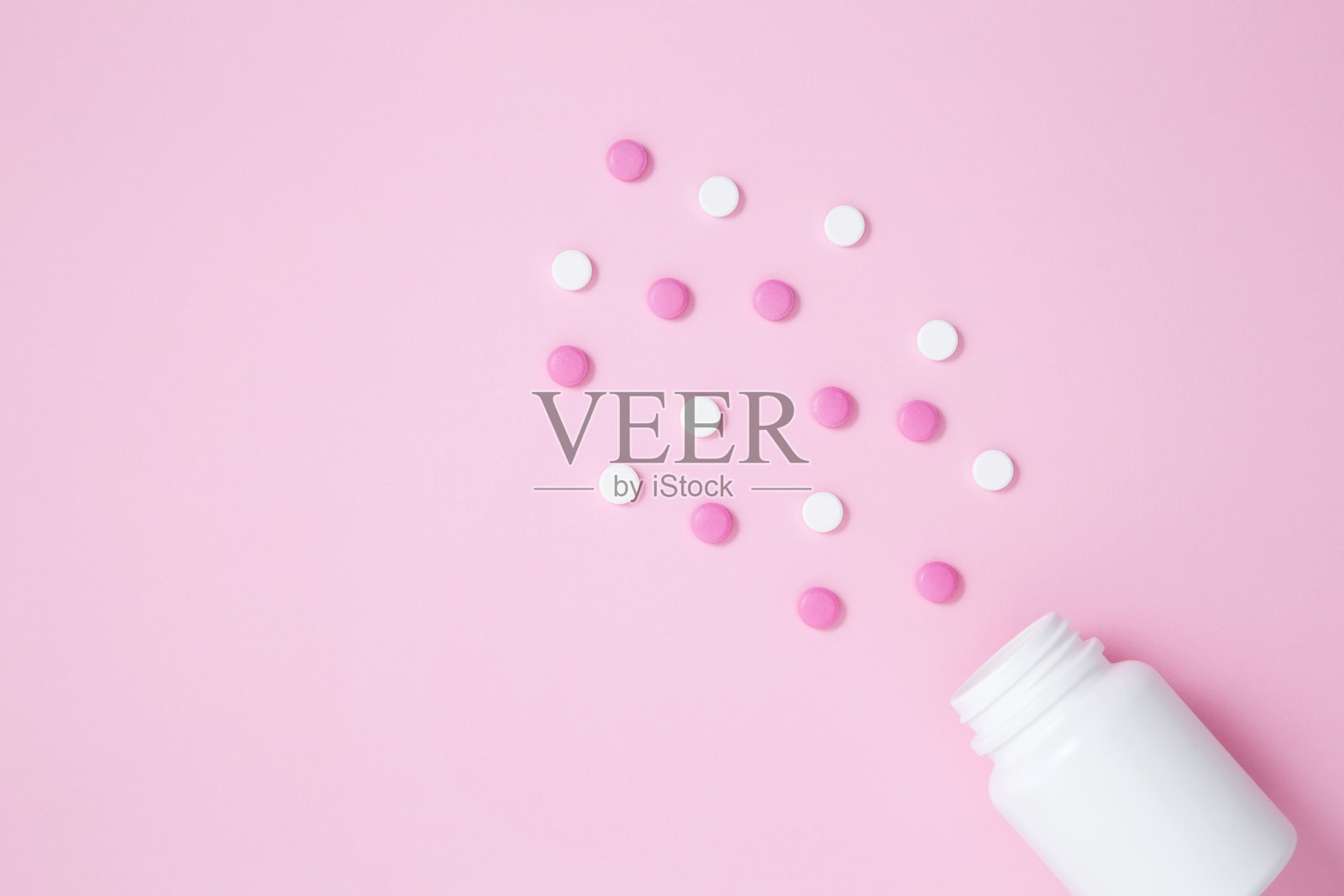 白色的药瓶容器，粉红色的背景。医疗保健和医学的概念。俯视图，复制空间照片摄影图片