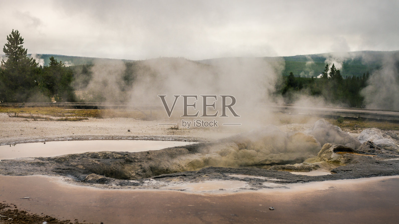 在美国黄石国家公园，两个冒着热气的不透水的洞的全景照片照片摄影图片