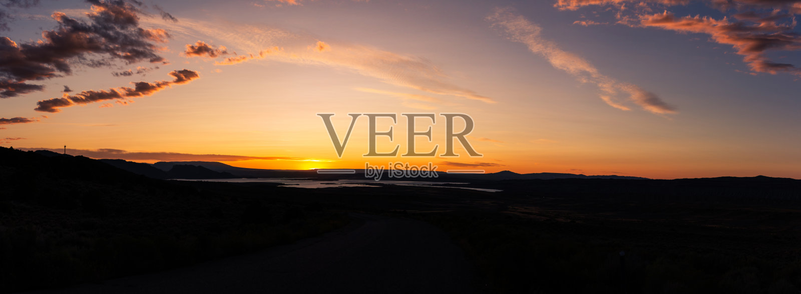 全景拍摄的湖泊在晚橙色和黄色日落在美国自然照片摄影图片