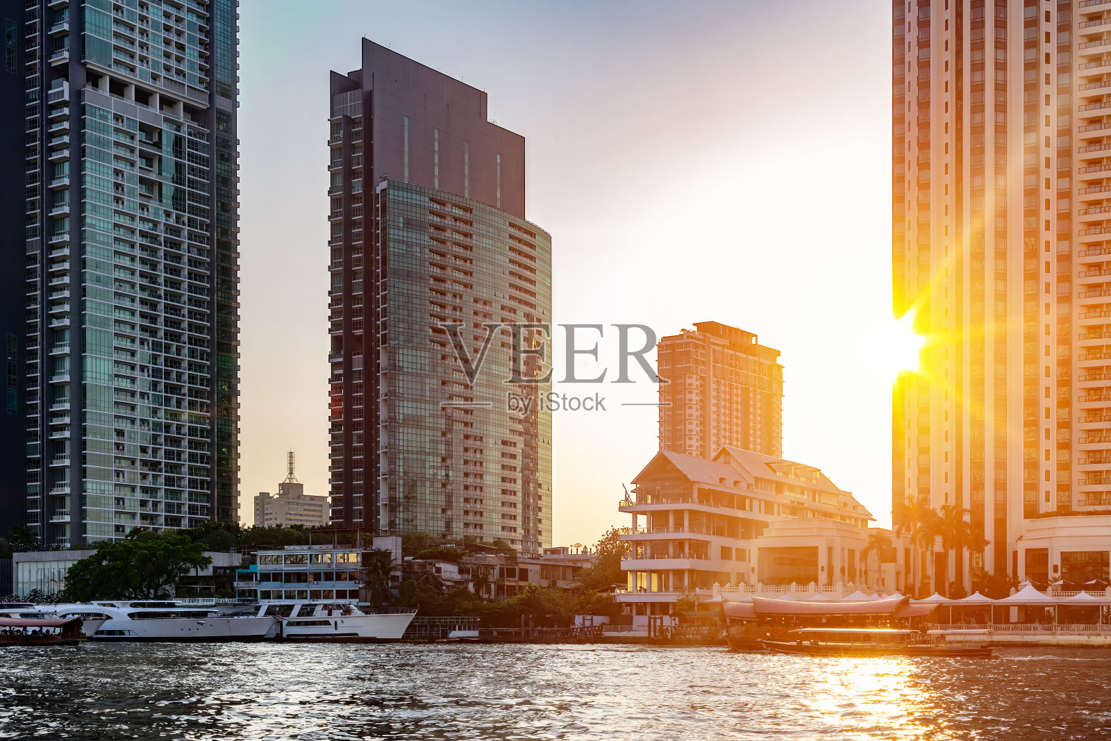 湄南河在曼谷与现代建筑照片摄影图片