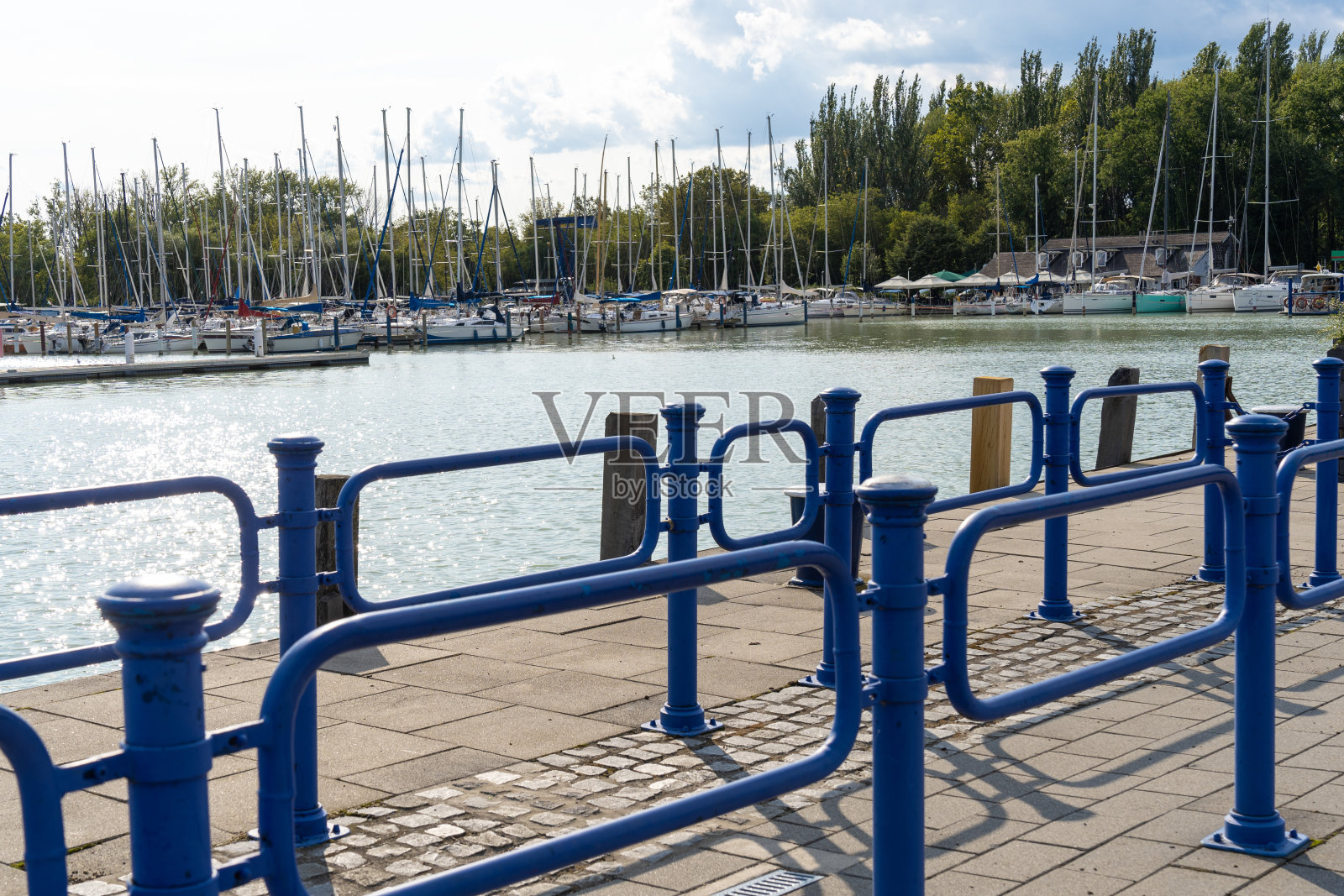 停泊在巴达克索尼港巴拉顿湖上的帆船照片摄影图片