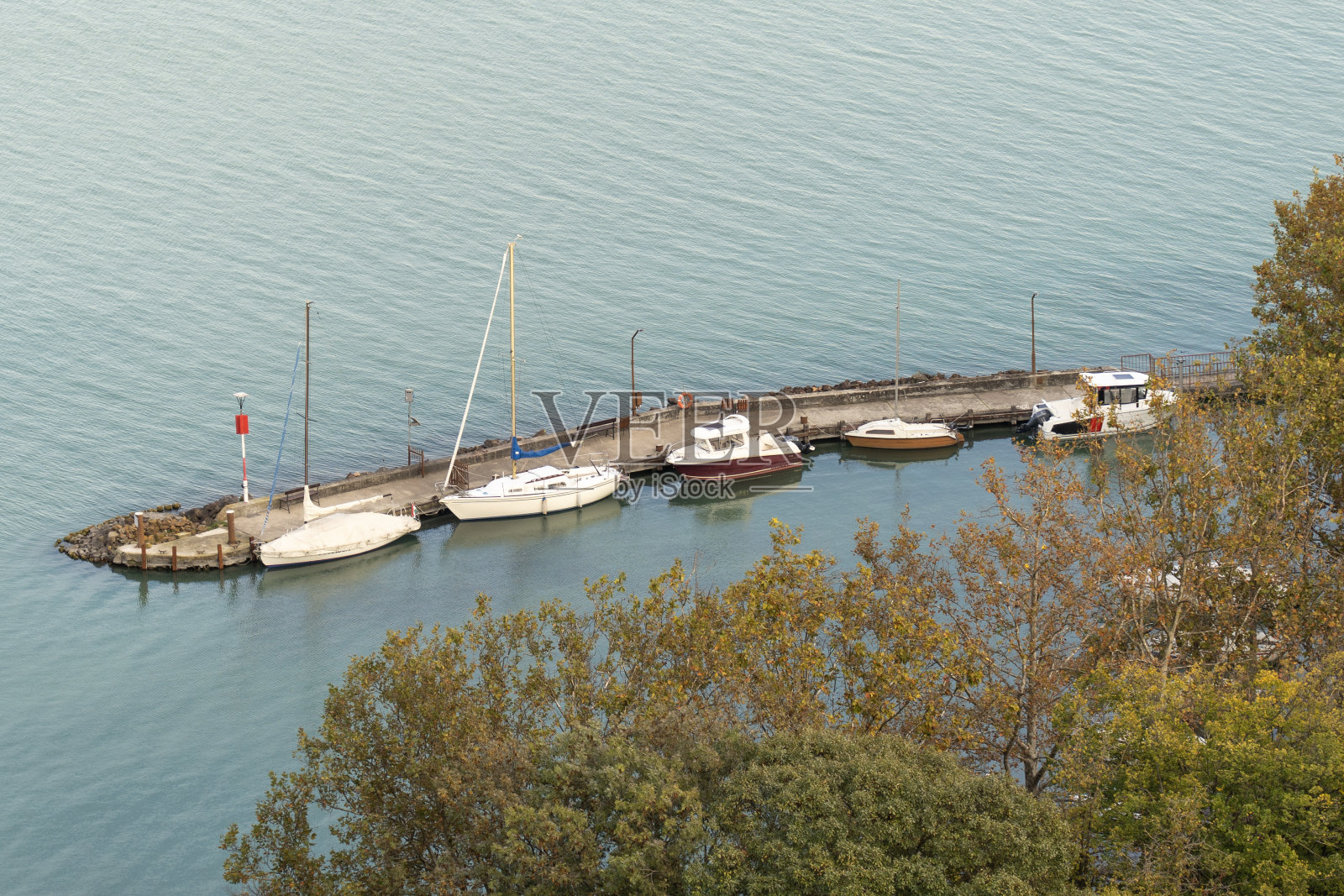 从上面看停泊在蒂哈尼港巴拉顿湖上的船只照片摄影图片