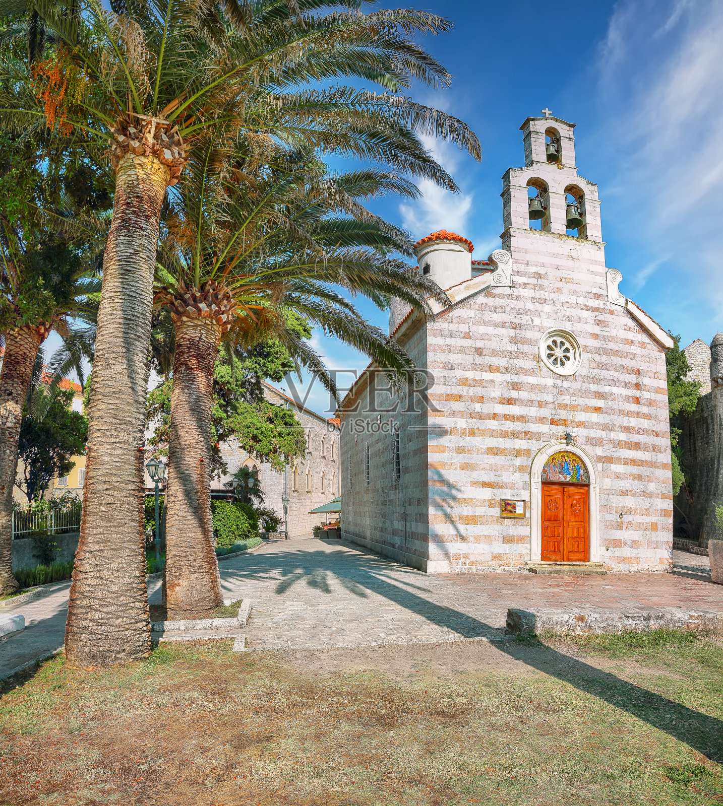 布德瓦老城圣三一教堂迷人的景色。照片摄影图片