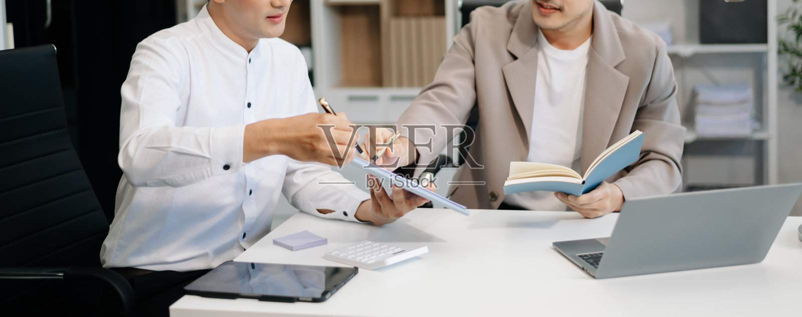 努力工作的人，在会议室赢得新的创业项目照片摄影图片