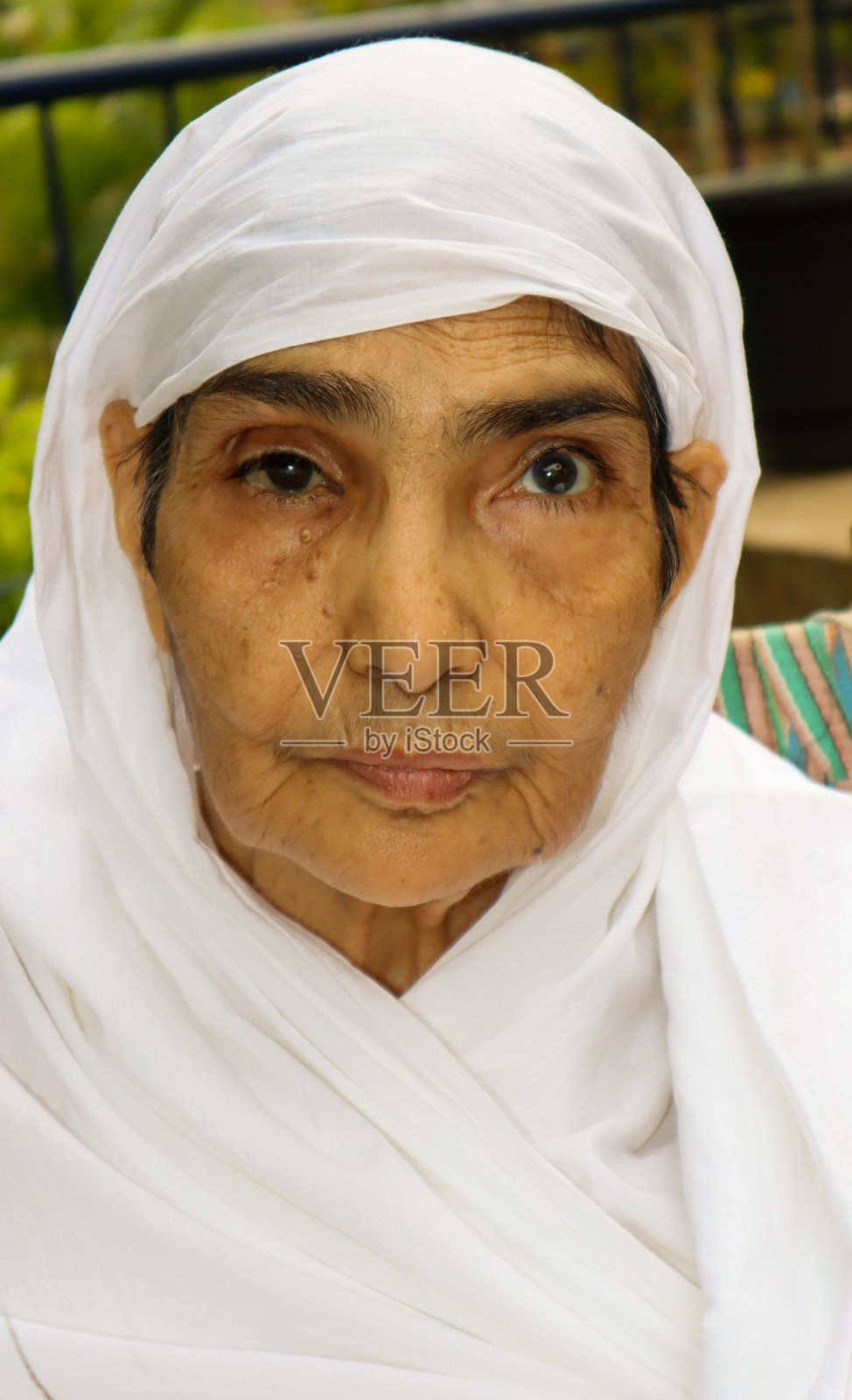 在印度迈苏尔附近的Shravanabelagola的Bahubali寺庙里，一位年长的耆那教尼姑的特写肖像。照片摄影图片