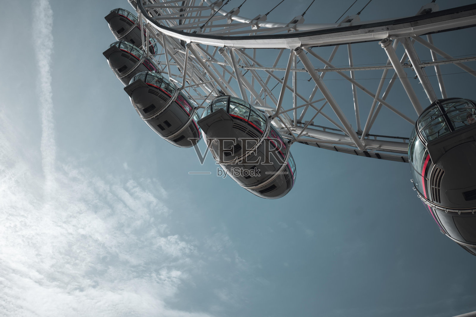 伦敦眼摩天轮映衬着明亮的蓝天。照片摄影图片