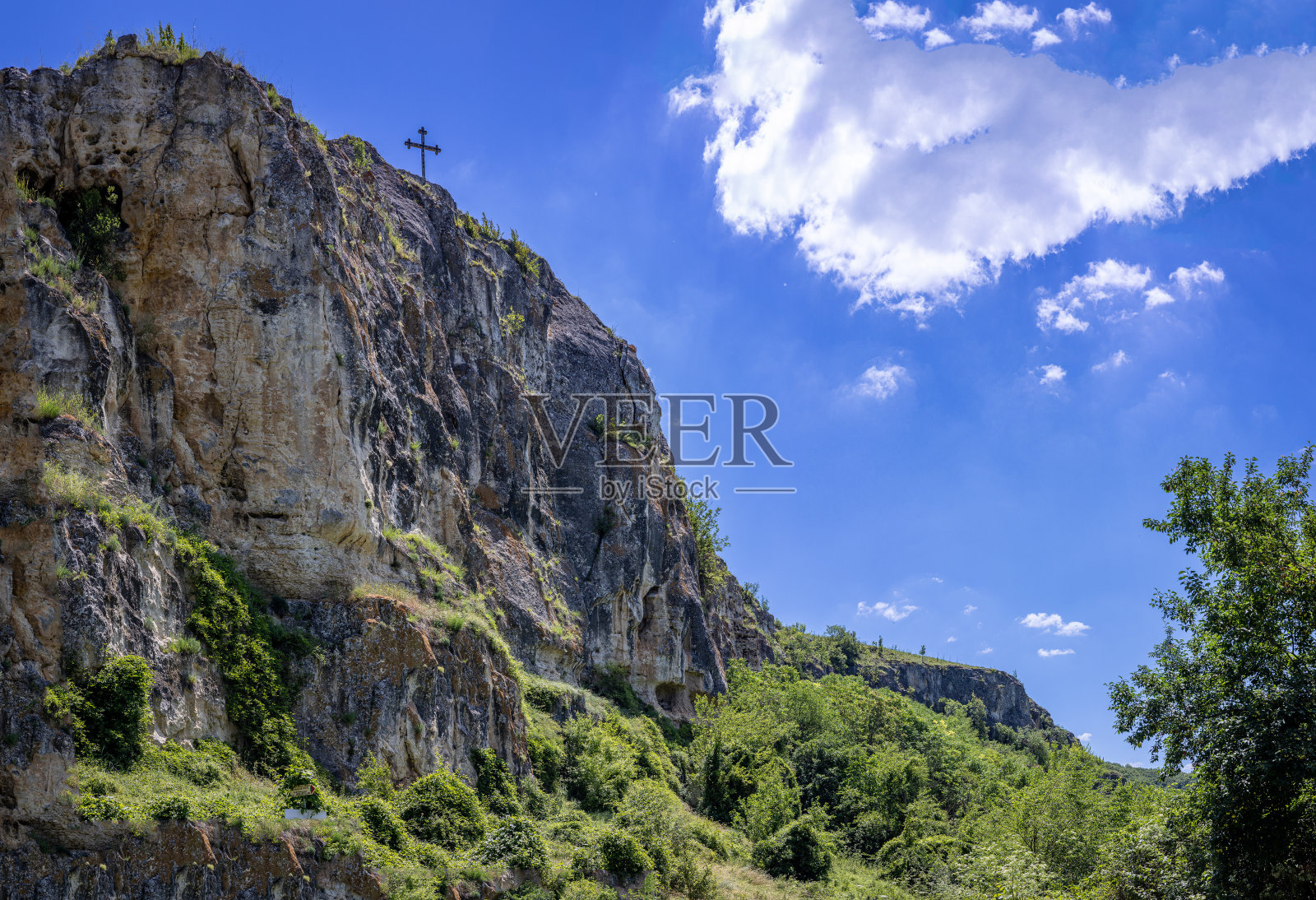 在山顶上用宗教十字架表示的岩石的中心照片摄影图片