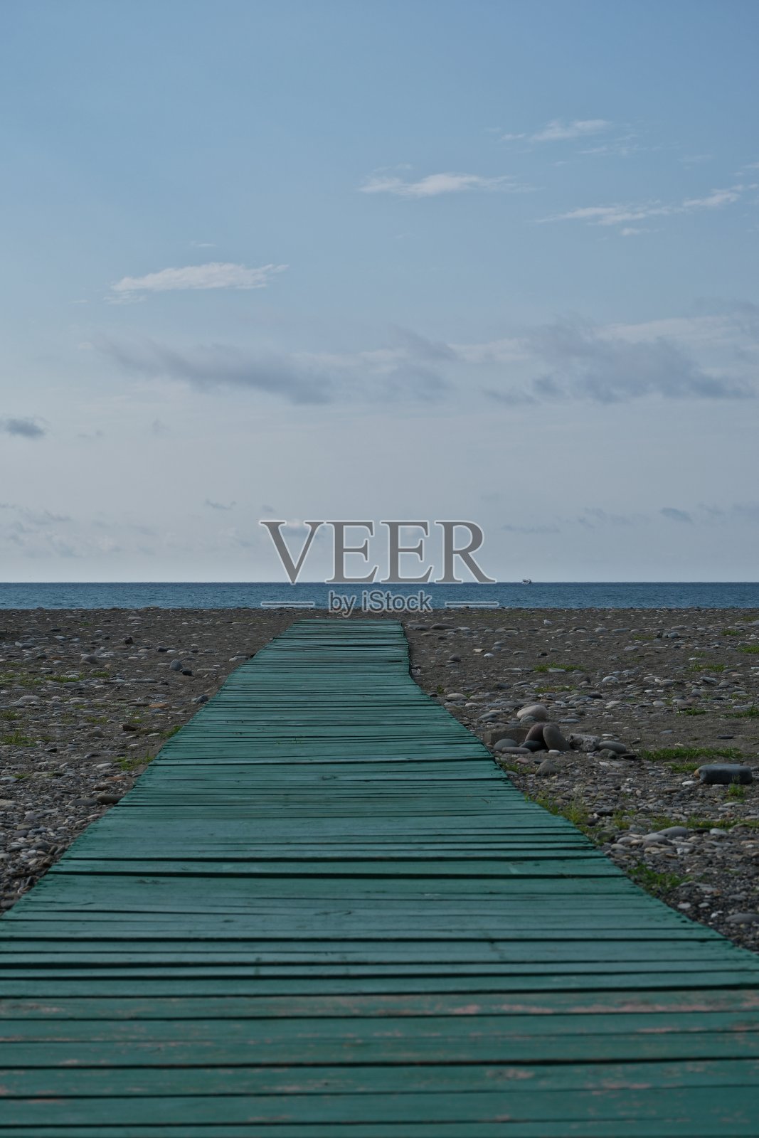 夏季黑海海滩上的木制栈道照片摄影图片