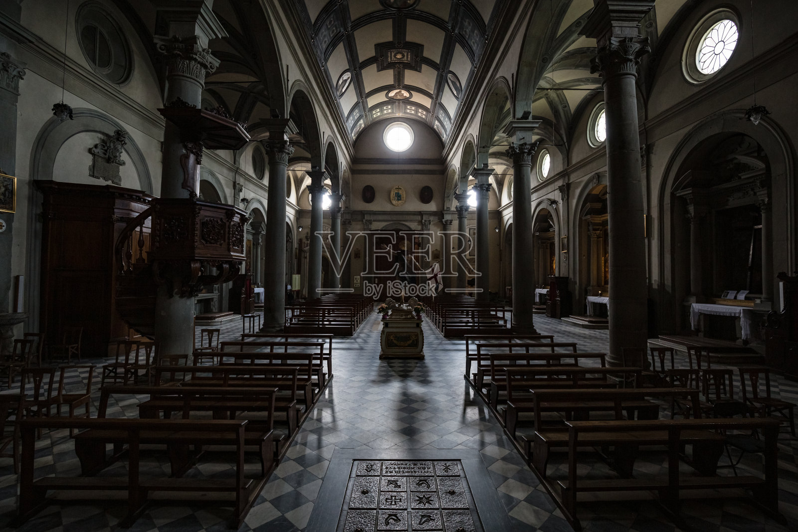 意大利科尔托纳——2022年5月24日:城市景观。意大利科尔托纳的科尔托纳大教堂(Duomo di Cortona, Concattedrale di Santa Maria Assunta)。照片摄影图片