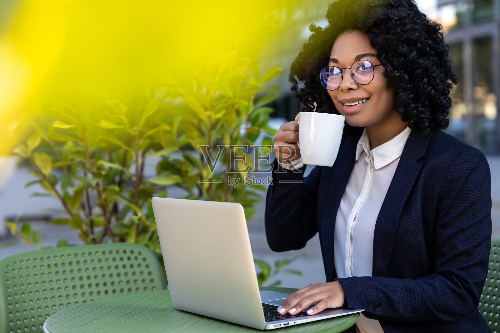 优雅的女商人坐在咖啡馆里用笔记本电脑工作照片摄影图片