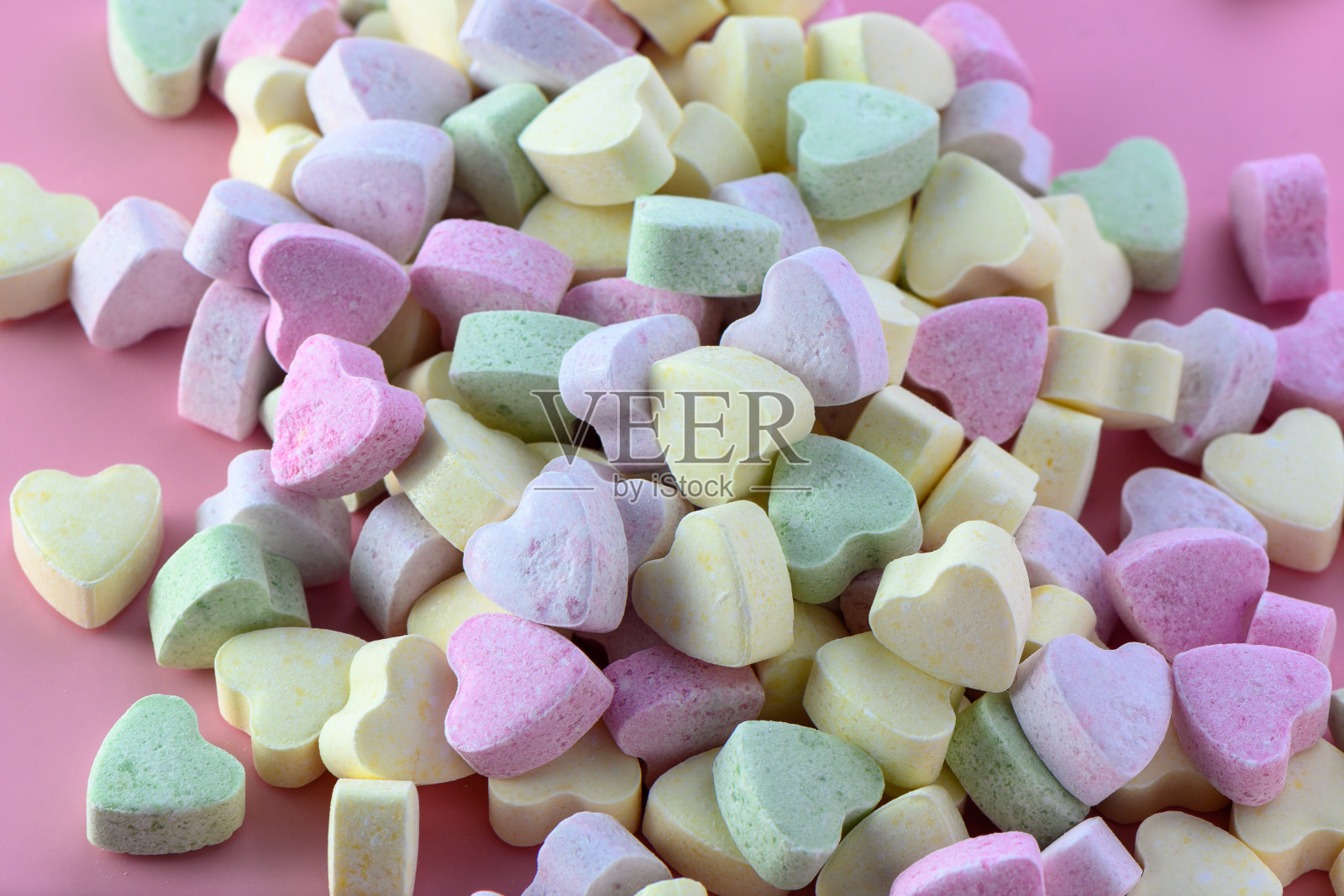 情人节礼盒内心形马卡龙，颜色柔和照片摄影图片