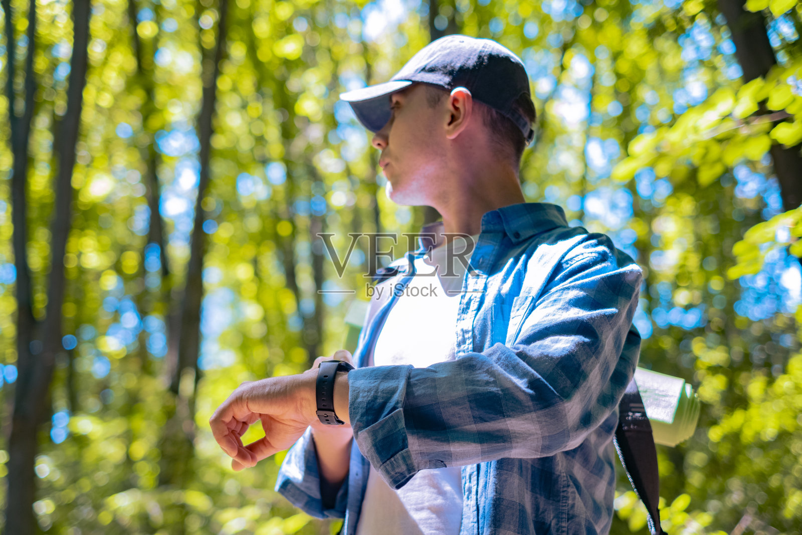 与常规步行相比，背着背包积极步行可以增强整体耐力，提高心率。照片摄影图片