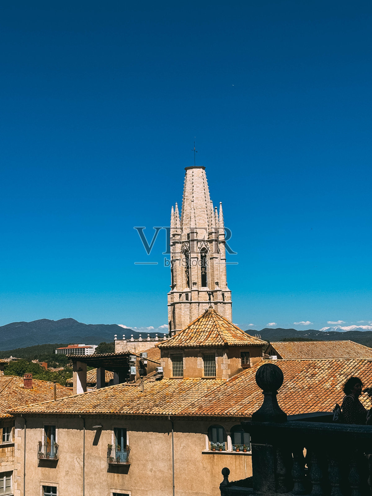 一座有尖塔的高楼，背景是蓝天照片摄影图片