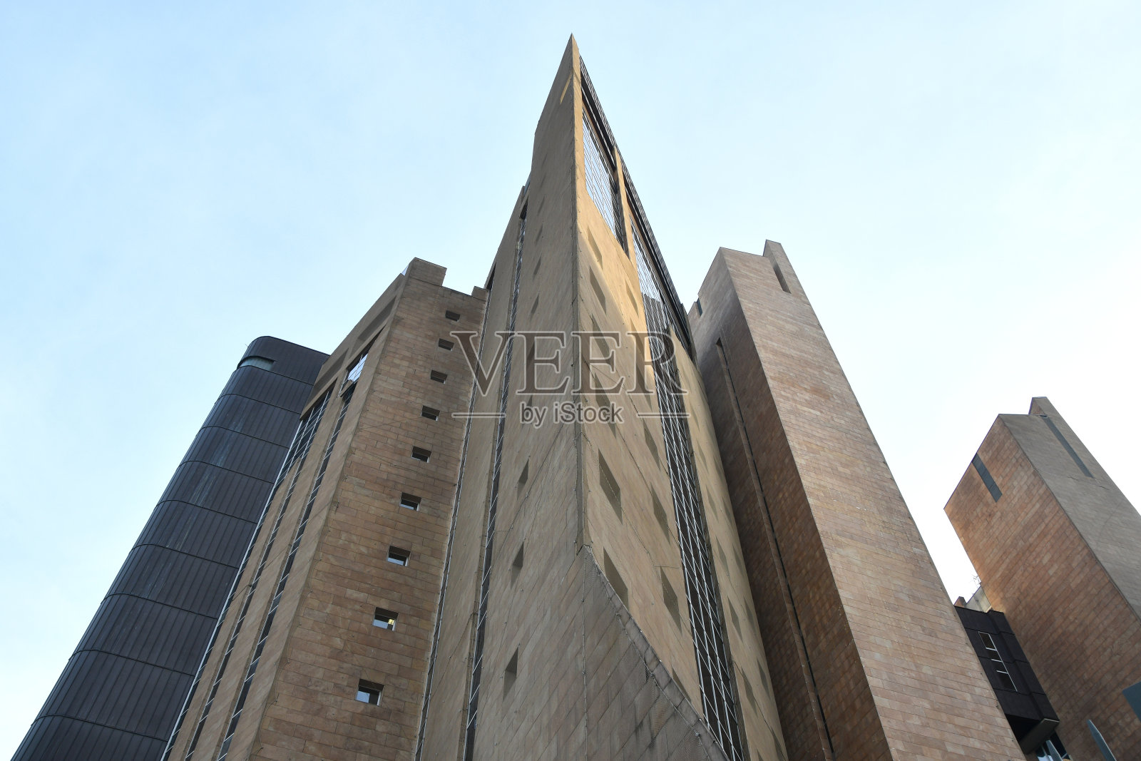 建筑为现代办公大楼，施工背景。公司中心的外立面。现代商业建筑外观。照片摄影图片