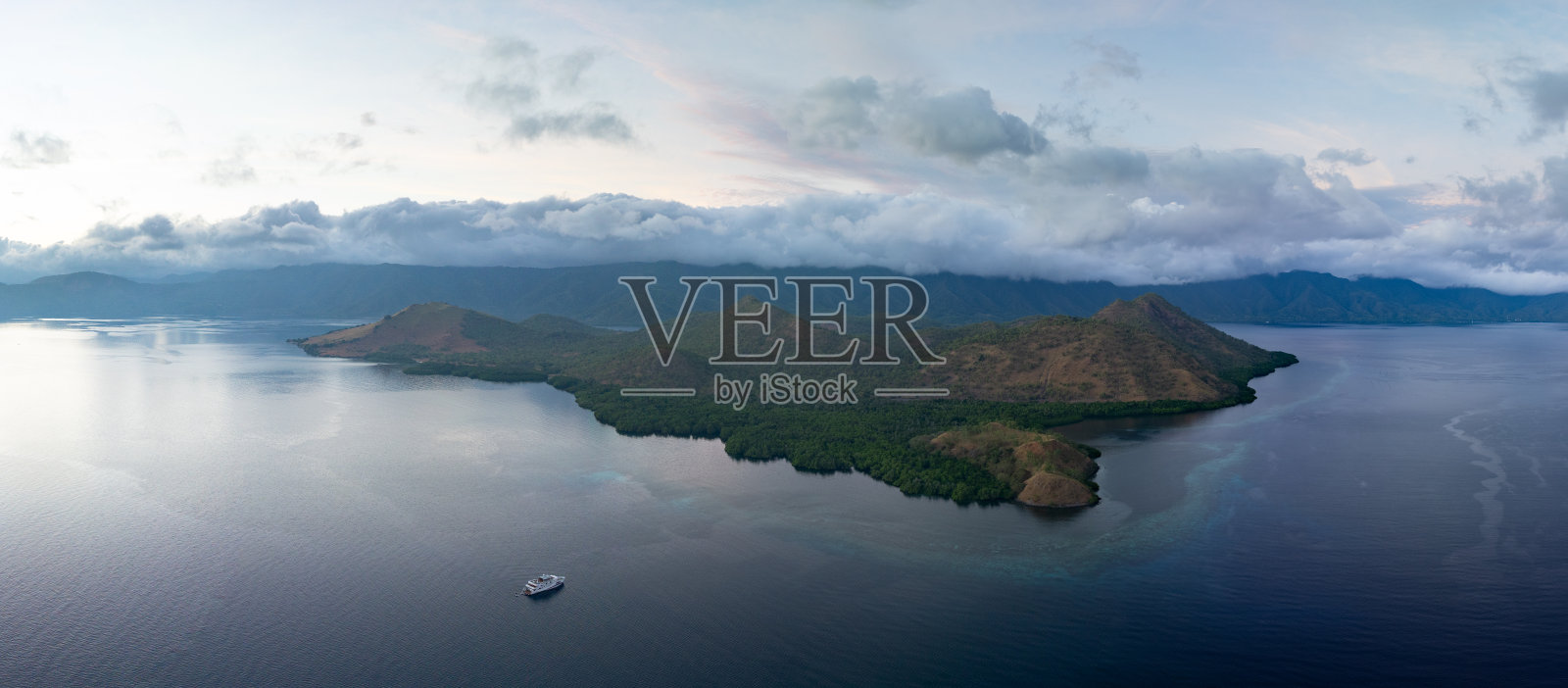 印尼偏远岛屿黎明鸟瞰图照片摄影图片