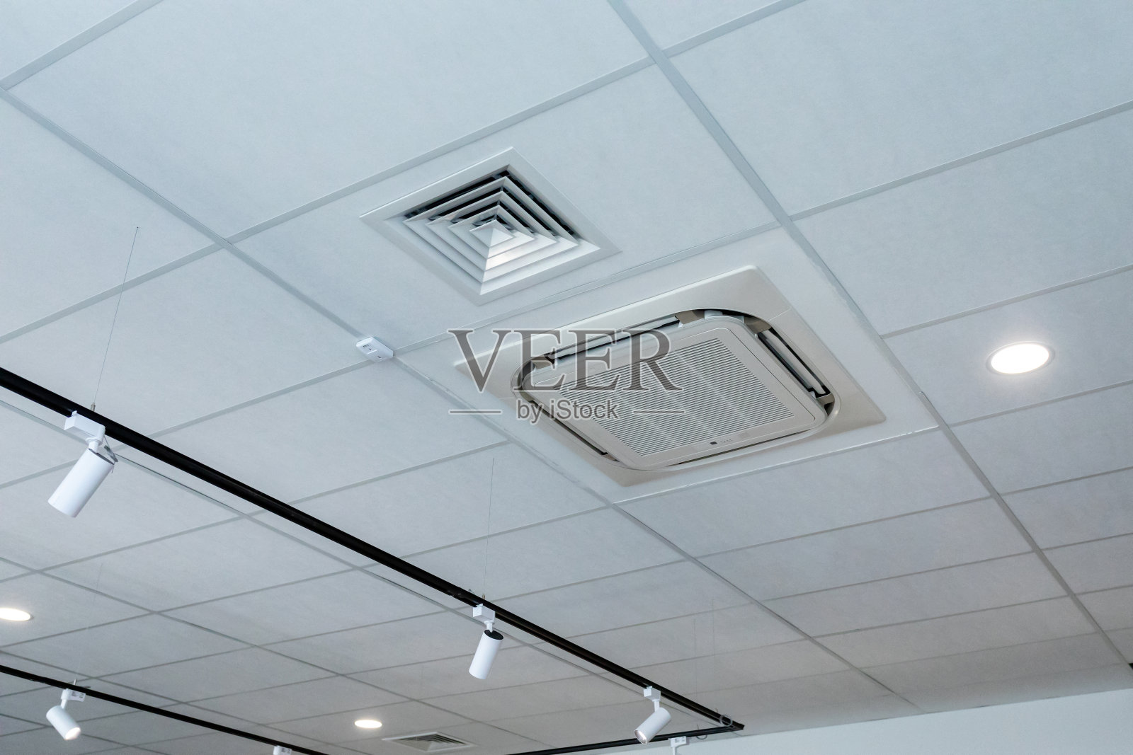 天花板上有空调。吊顶带有空调、通风和吊灯照片摄影图片