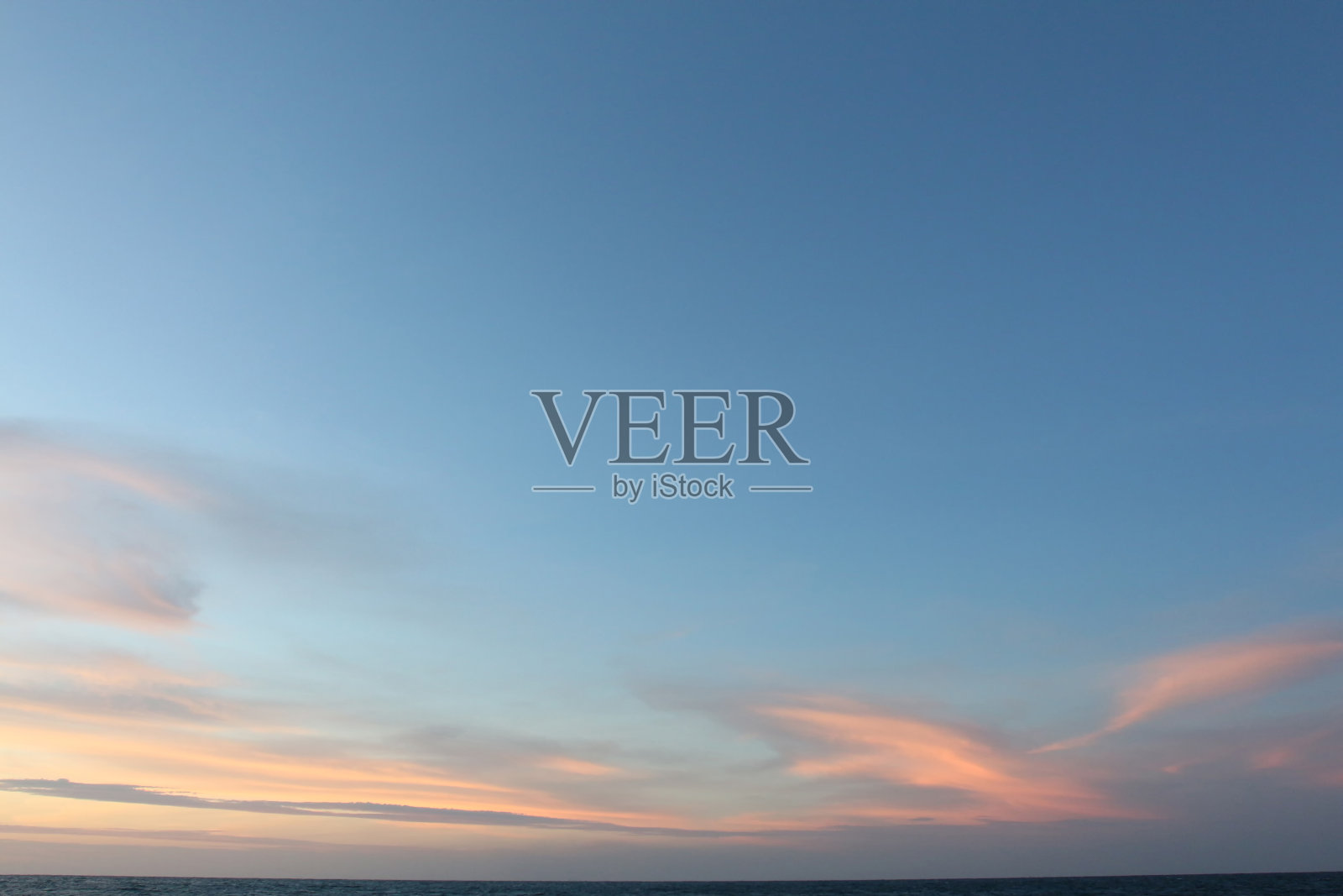 日落后的天空和云朵，黄昏的天空为背景。照片摄影图片