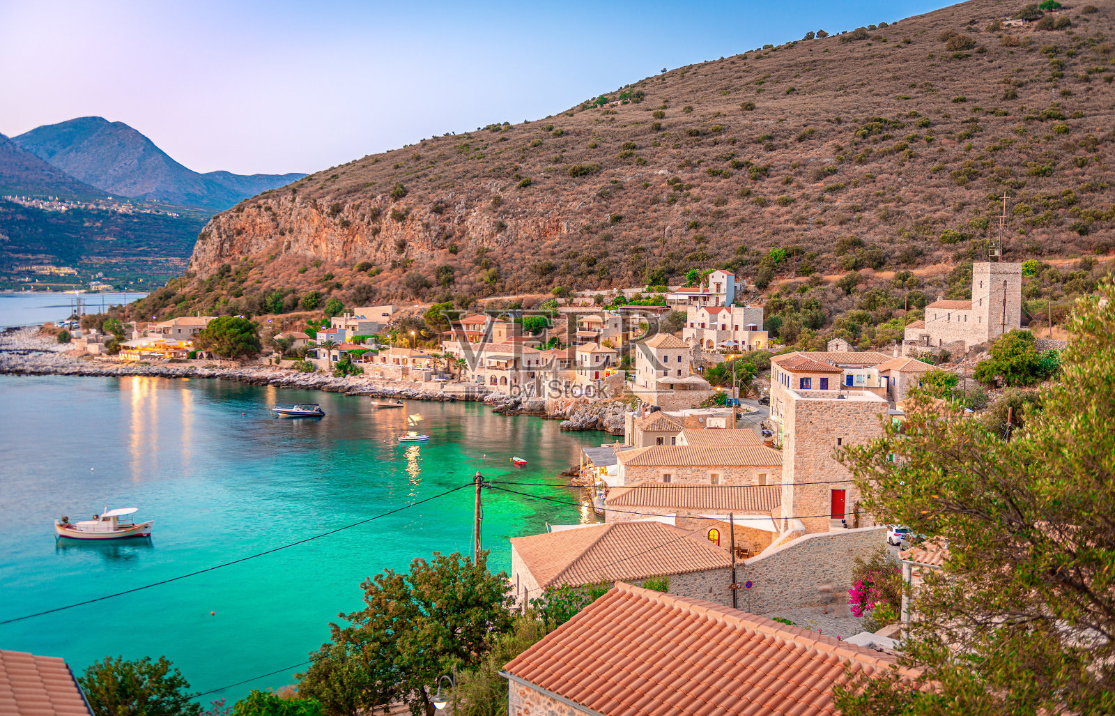 希腊伯罗奔尼撒半岛的利梅尼海滨，有古老的传统石屋。照片摄影图片