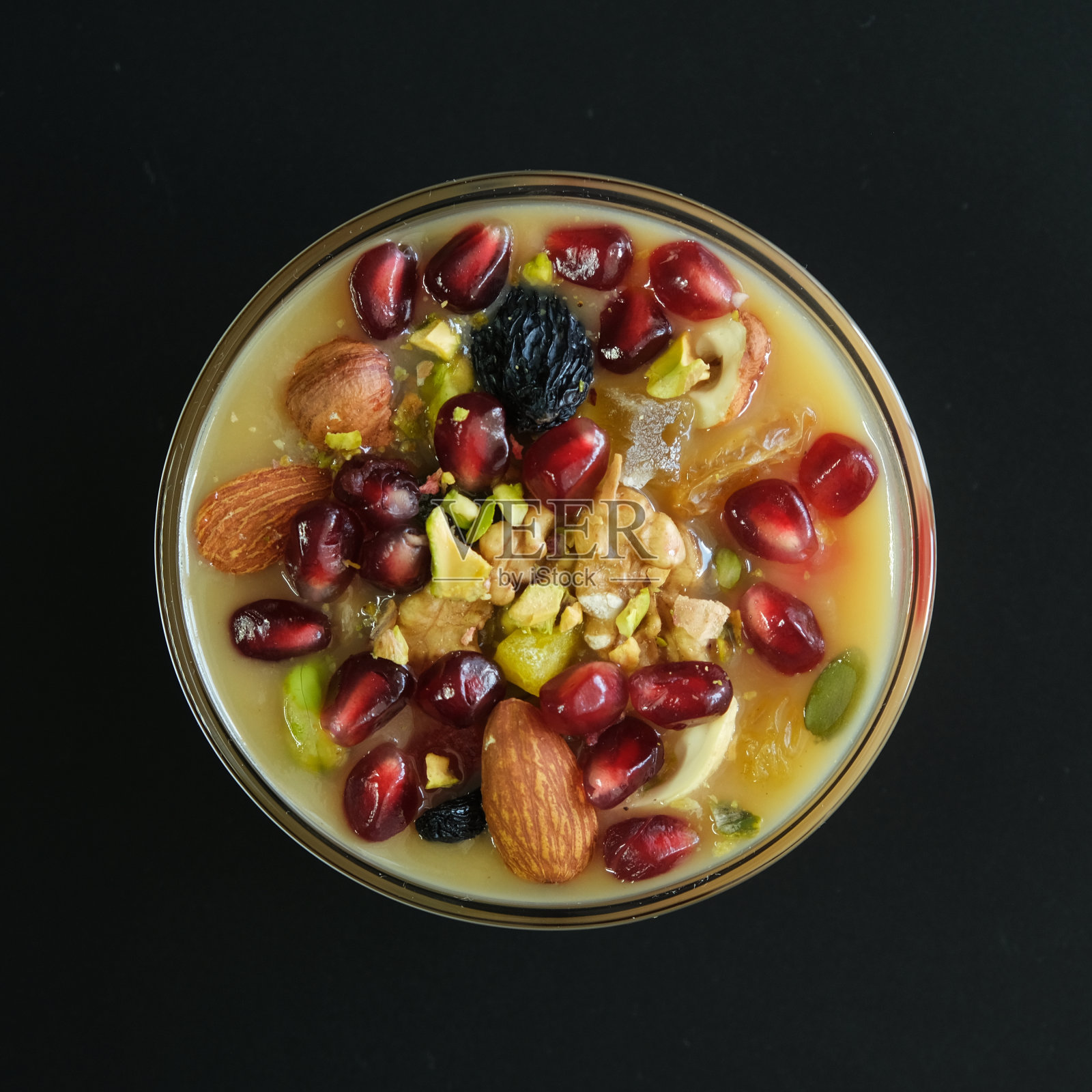 阿舒拉甜点，阿舒拉或Anusabur在黑暗的桌子上。土耳其美味的粥，有谷物、坚果和水果。甜布丁也被称为诺亚布丁或诺亚甜点照片摄影图片