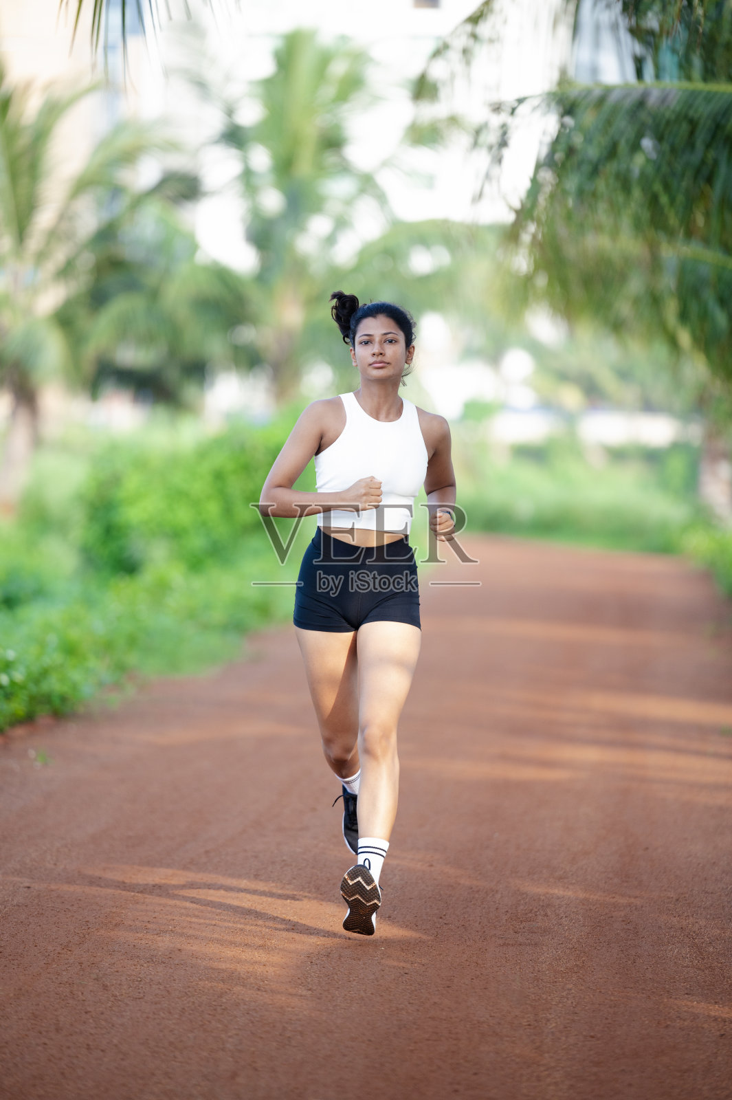 十几岁的女孩在阳光明媚的日子里慢跑照片摄影图片