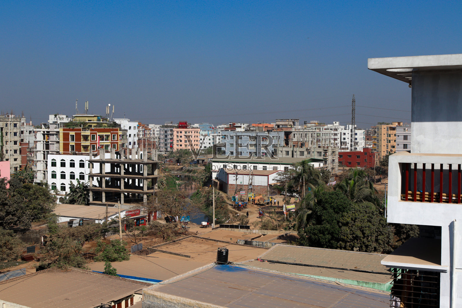 蔚蓝天空下，人们从事日常活动和建筑工作的多彩城市住宅区照片摄影图片