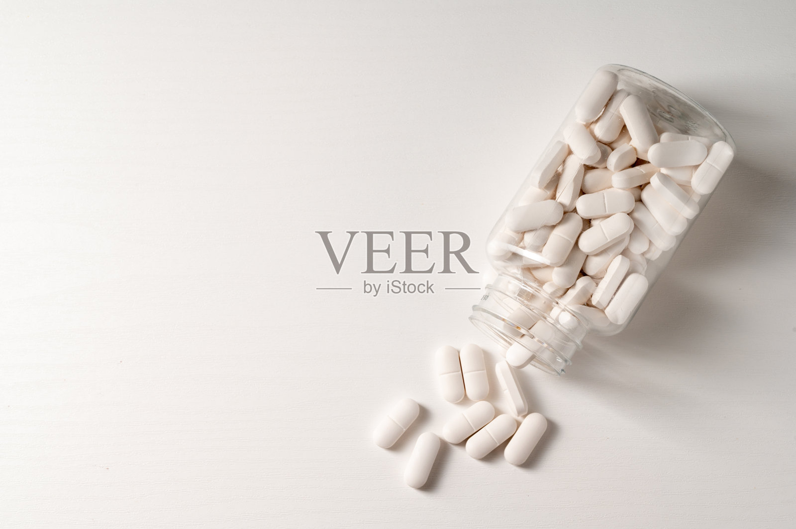 维生素，白色药片，欧米茄3，玻璃罐中的食品补充剂，健康和保健。食物的补充照片摄影图片