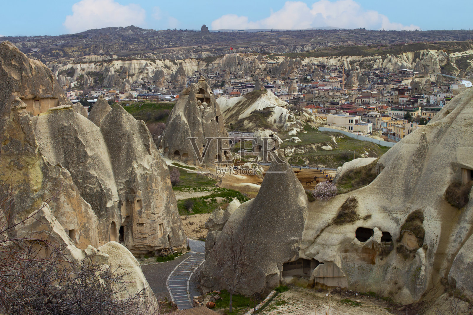 岩石中的小镇。美丽的风景，奇异的砂岩构造。不同寻常的建筑。奇异而神奇的景色。卡帕多西亚,土耳其。照片摄影图片