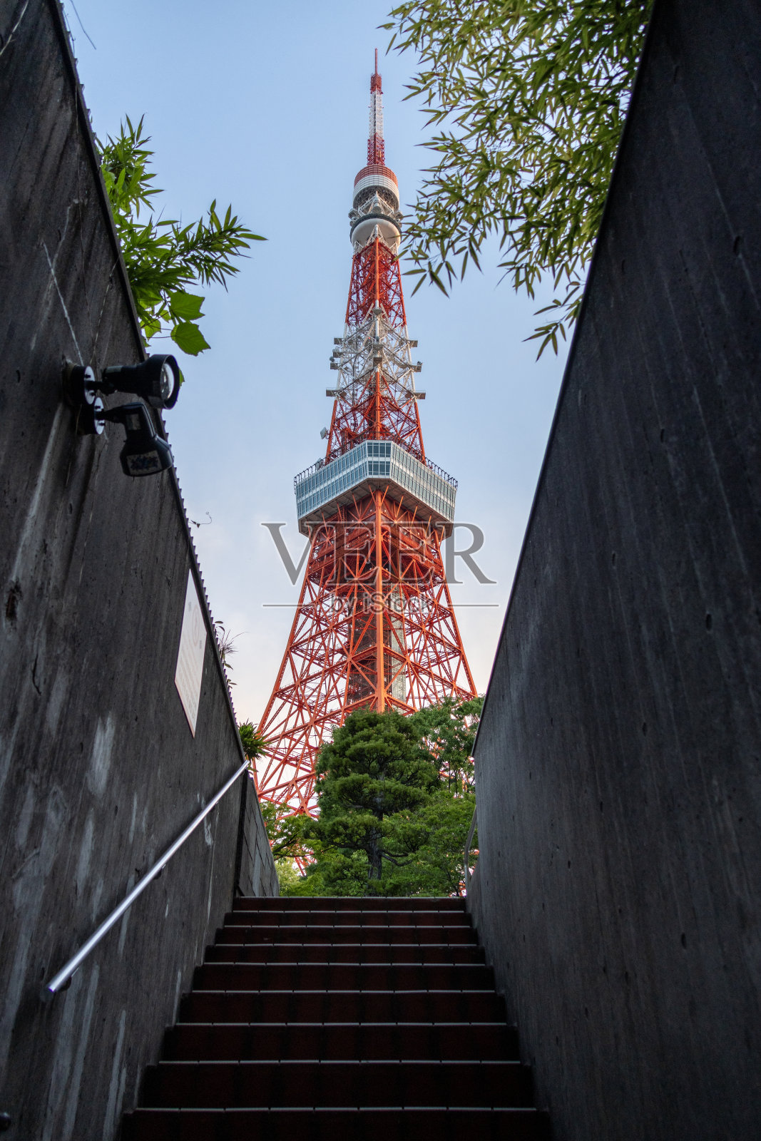 从柴巴公园附近的东京塔。日本。照片摄影图片