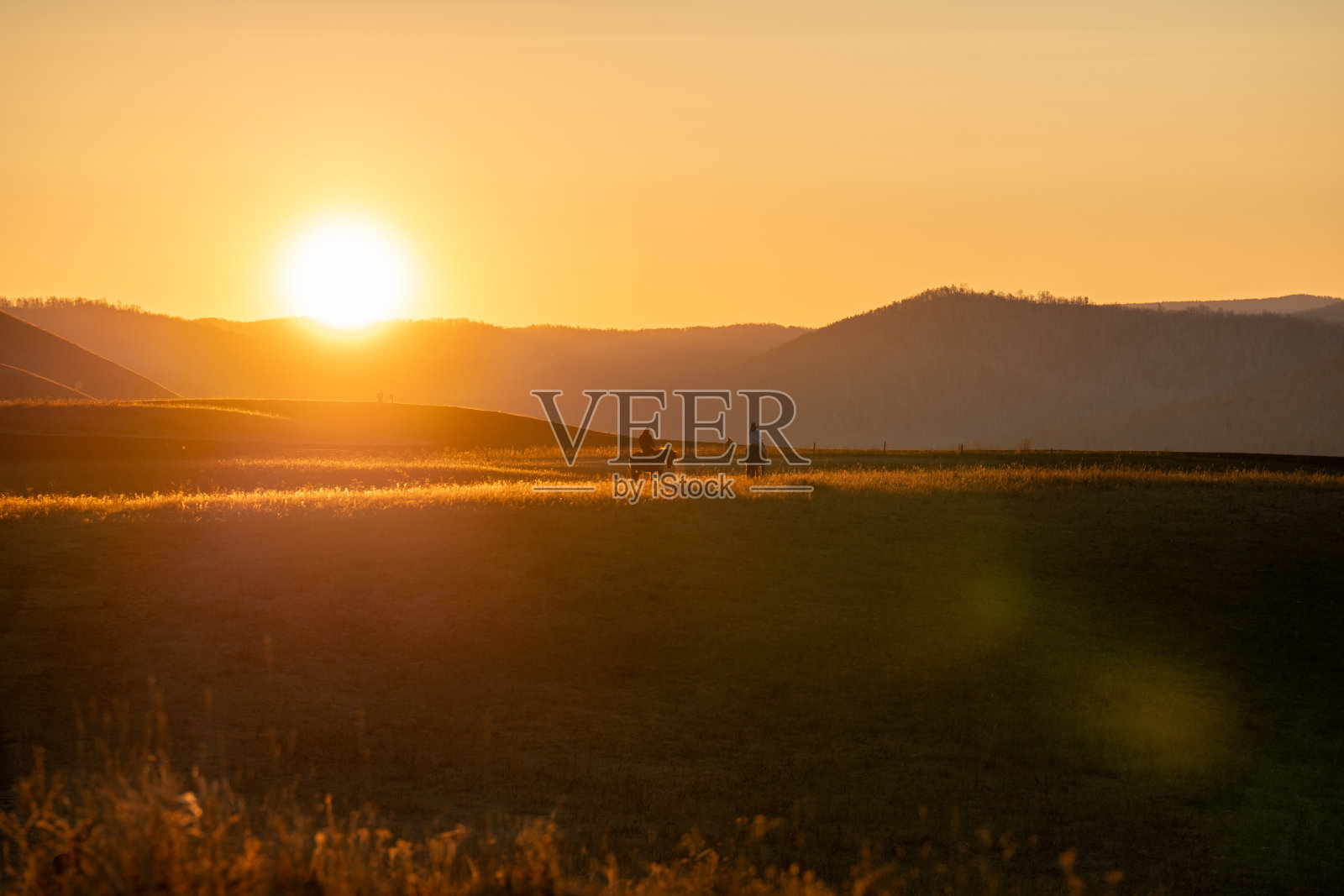 一对夫妇在日出时骑马照片摄影图片