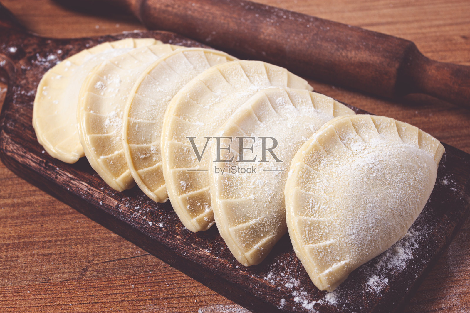 生切布，迷你，放在砧板上，木桌，特写，没有人，照片摄影图片