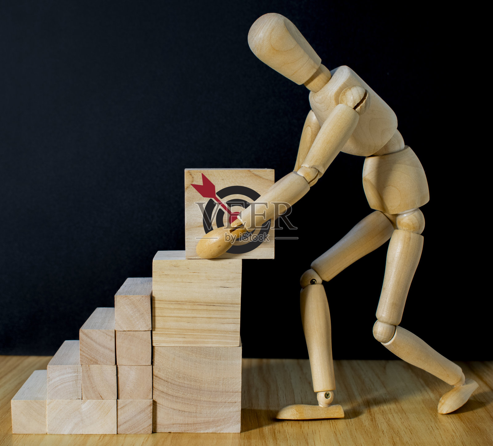 业务目标、计划、行动。木制立方体与图标商业策略，行动计划，目标，过程，游戏计划，商业策略和实现目标，商业挑战，木制立方体。照片摄影图片