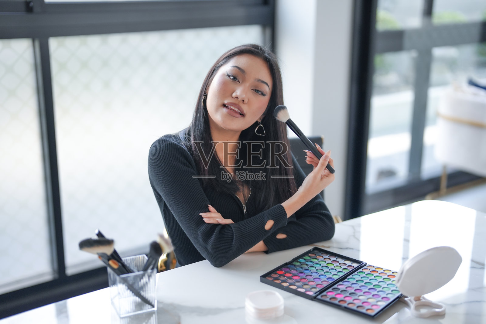 美妆博主推荐粉底化妆品，亚洲女孩网红直播带货照片摄影图片