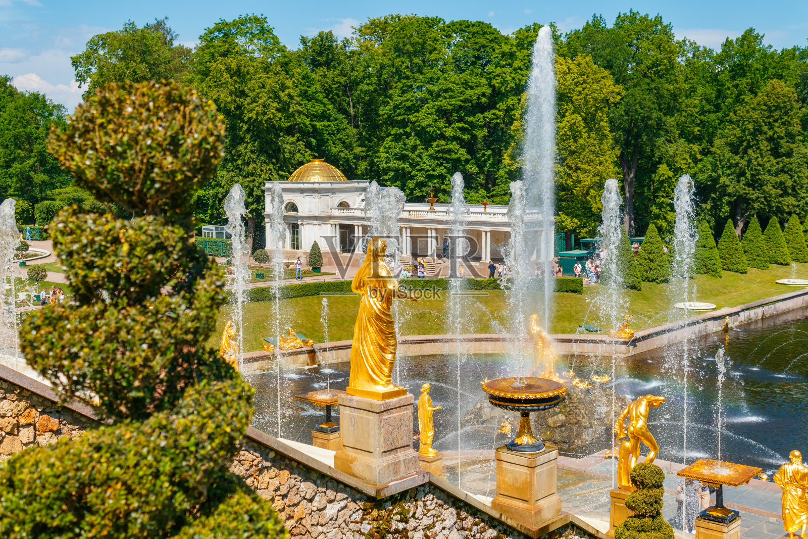 大皇宫喷泉大瀑布的组成部分。博物馆建筑群的一部分，包括公园、建筑群和带池塘的花园照片摄影图片