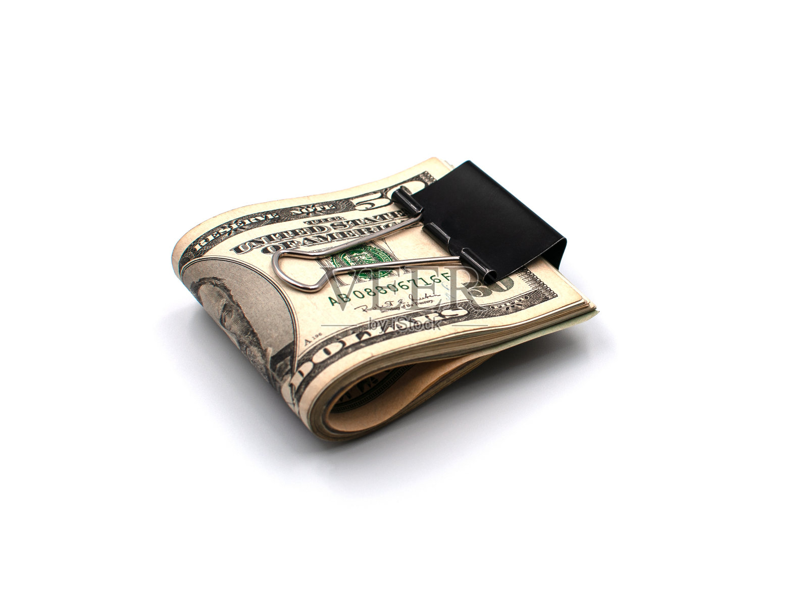 用金属夹子夹在白底上的五十美元钞票。照片摄影图片