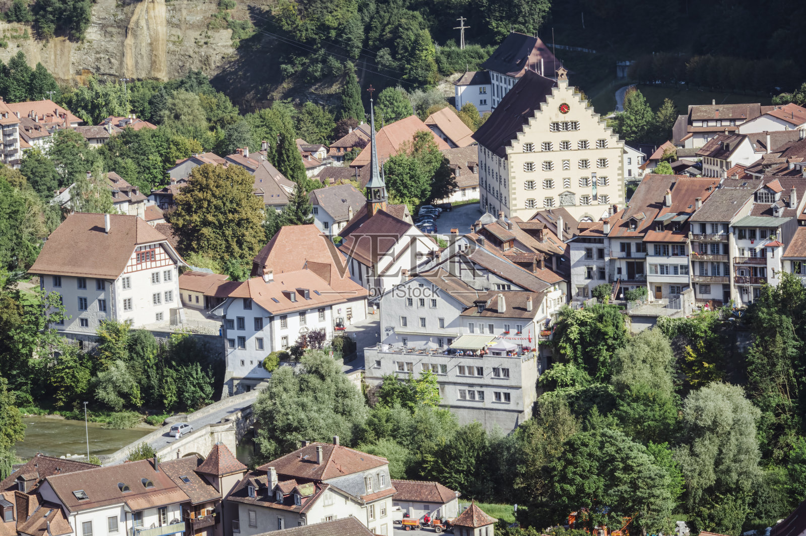 弗里堡市中心和萨林河的景色照片摄影图片