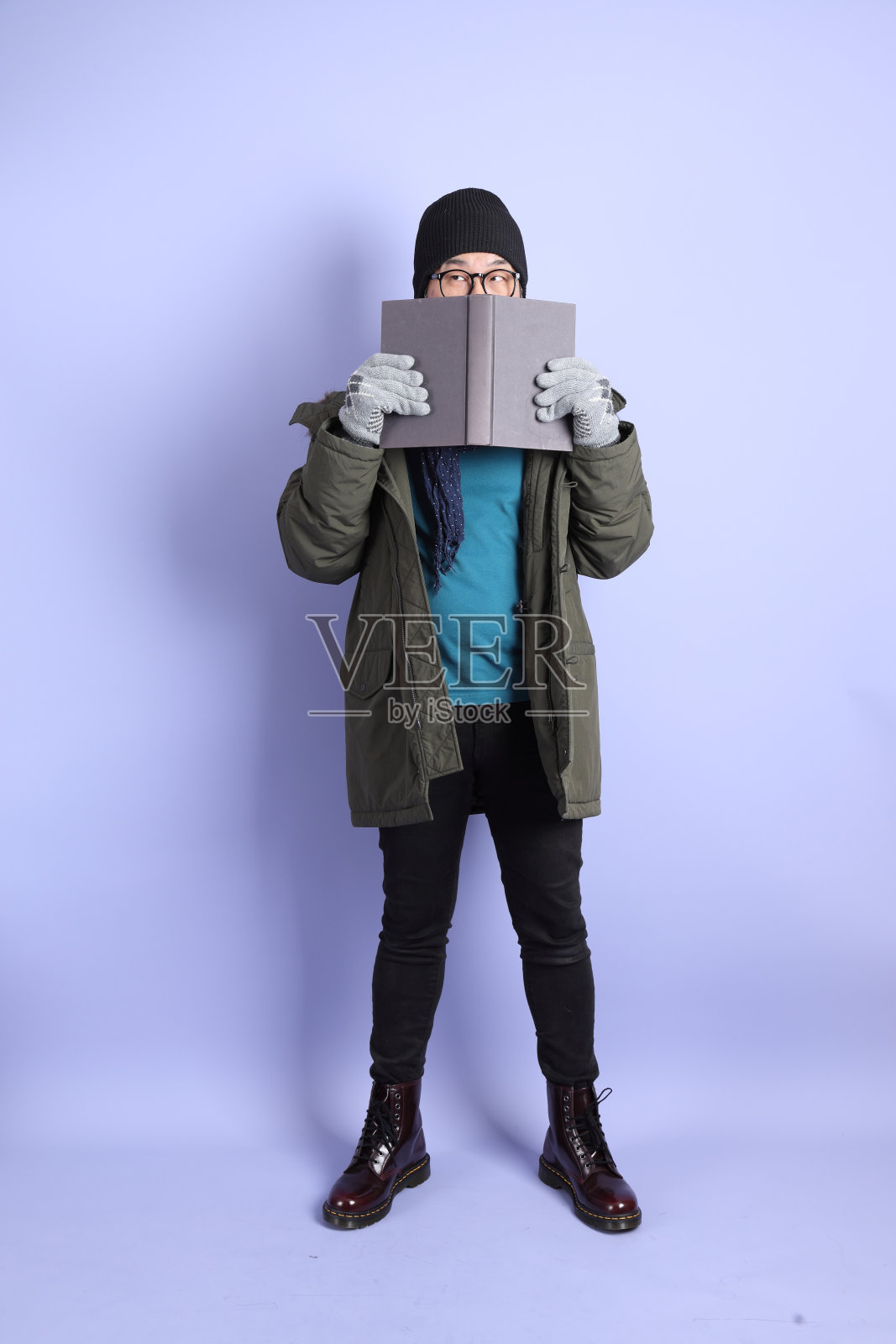 穿着冬装的成熟亚洲男人照片摄影图片