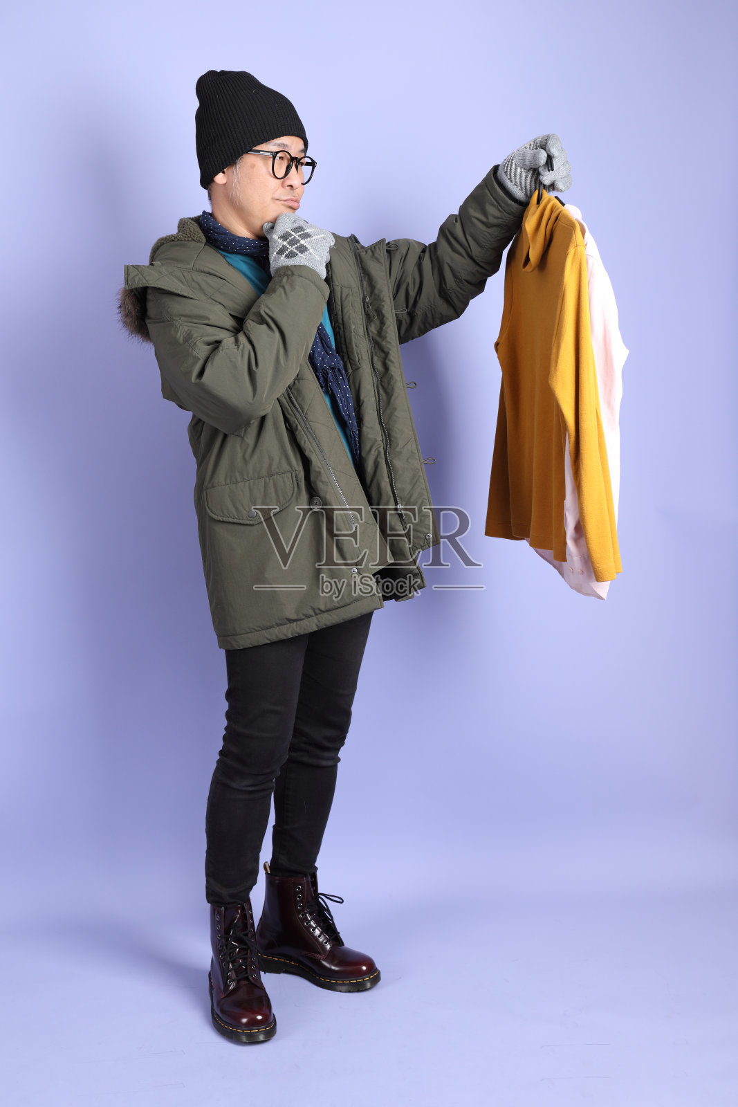 穿着冬衣的成熟男人照片摄影图片