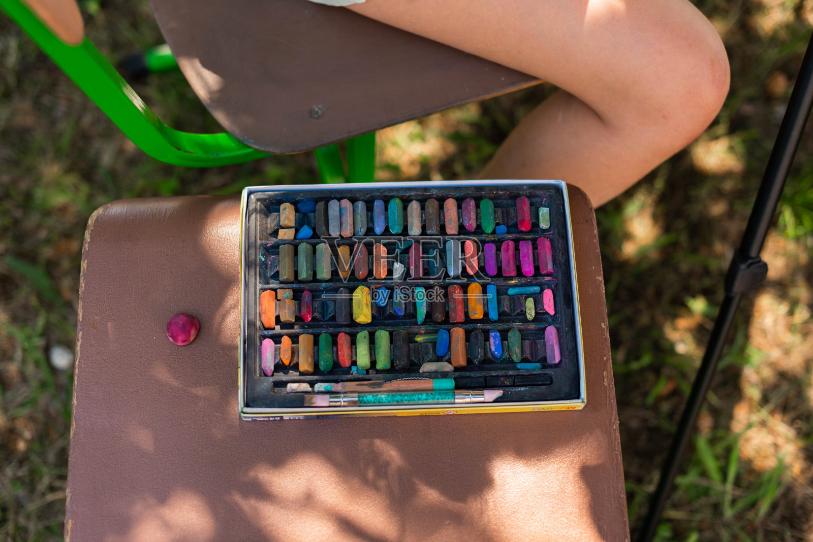 一套彩色粉彩颜料蜡笔在椅子上户外照片摄影图片