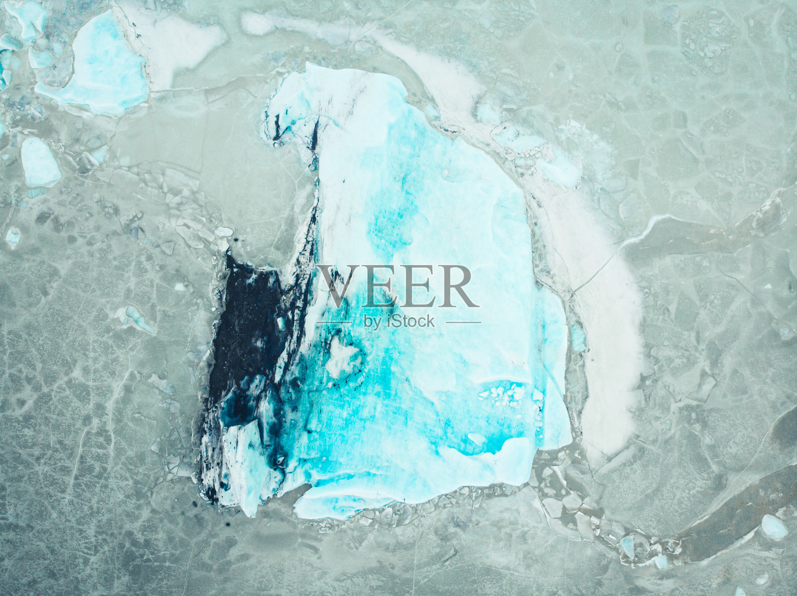 在冰岛的阴天，空中俯瞰蓝色的Fjallsjokull冰川。冰岛的Fjallsrln冰川湖照片摄影图片