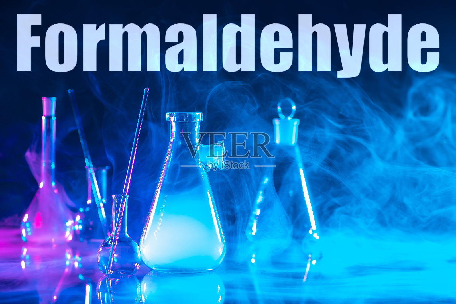 一位科学家进行化学实验。化学试验化学实验室。科学研究。一个穿白大褂的人。一个拿着移液器的人正在取样本。照片摄影图片