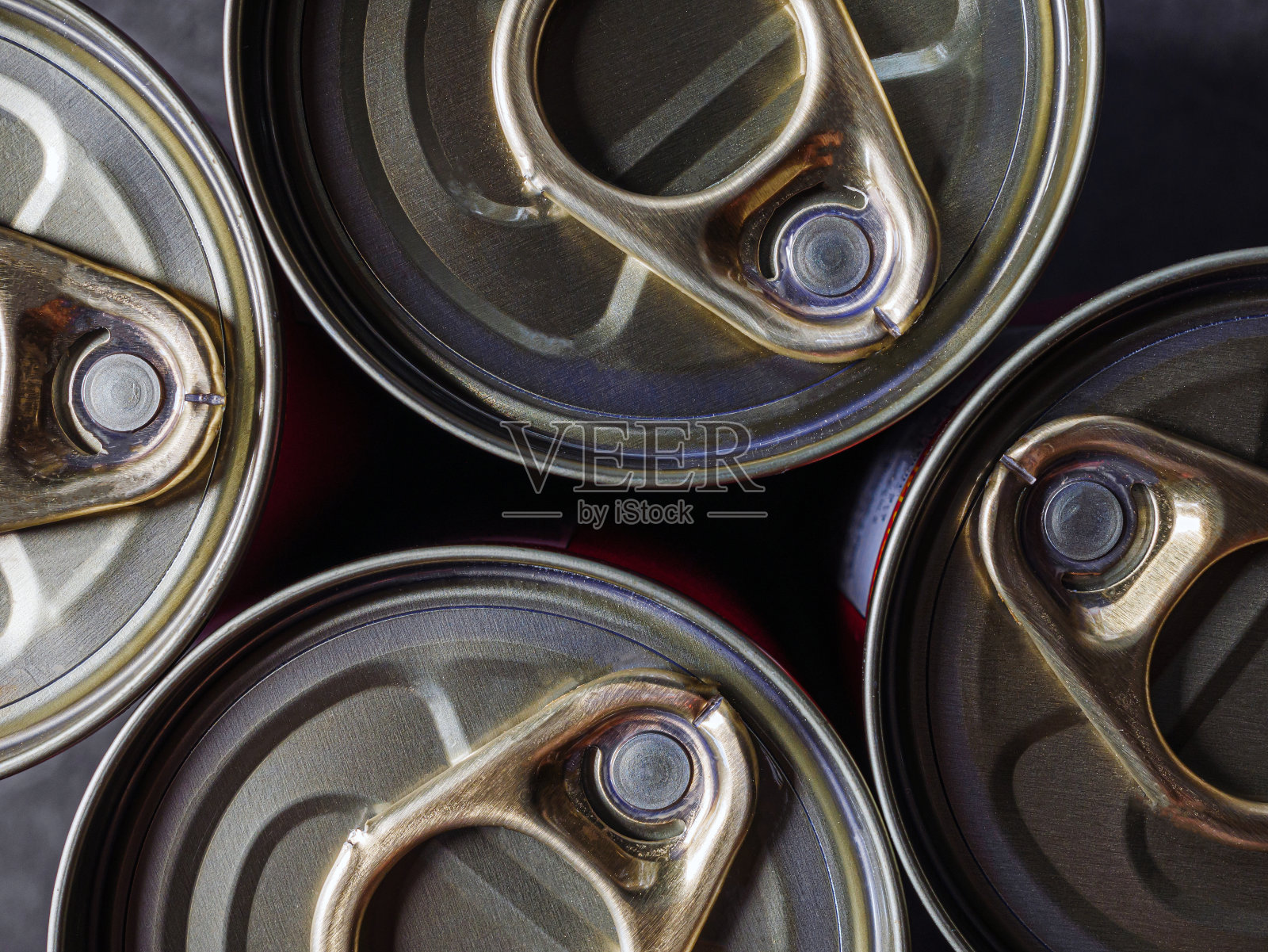 装食物的铝罐盖环特写。宏观的铝罐，俯视图照片摄影图片