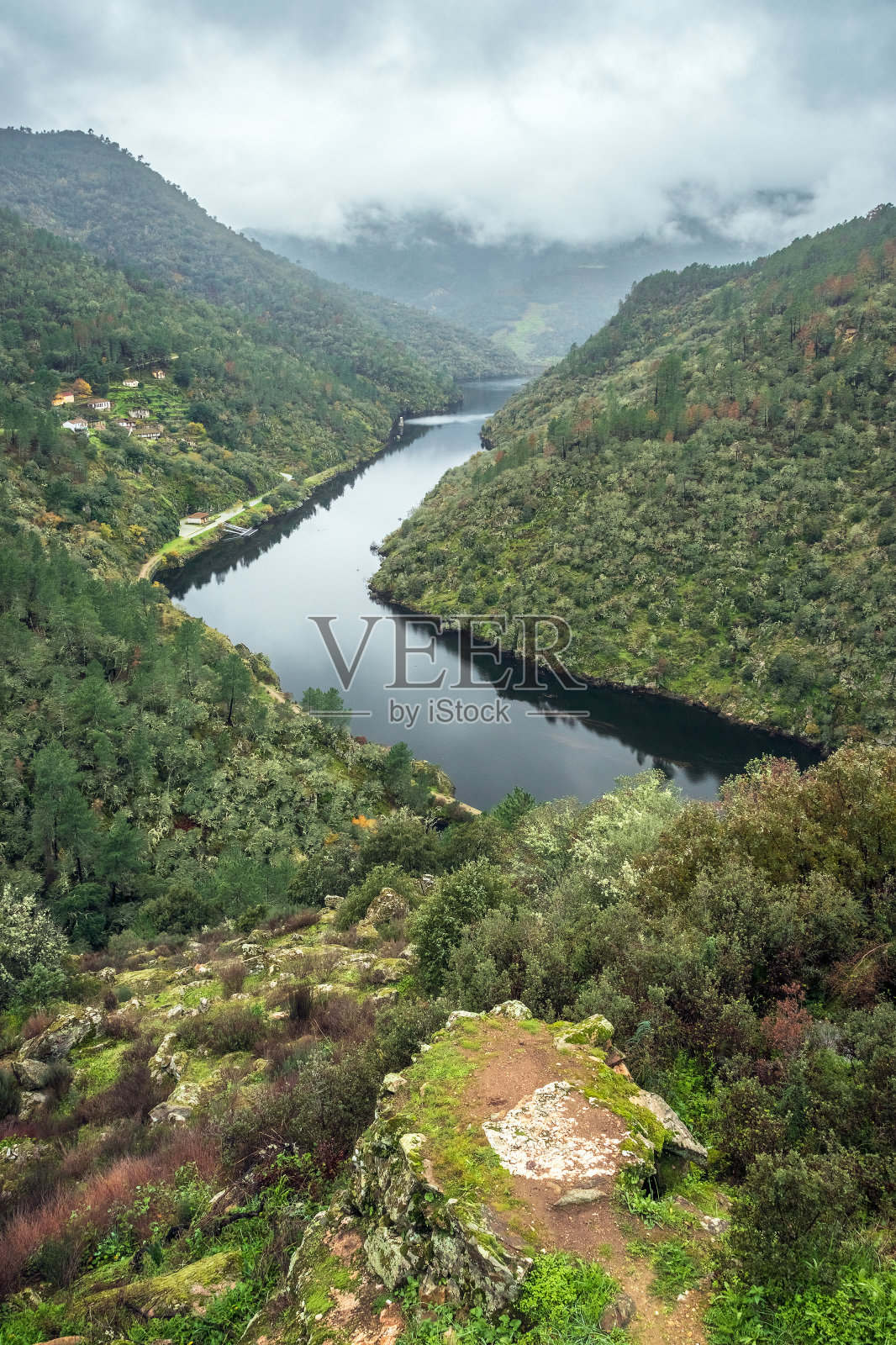 在一个多云的秋日，从奥洛伦帕拉多观景台俯瞰葡萄牙雄伟的图阿河谷。照片摄影图片