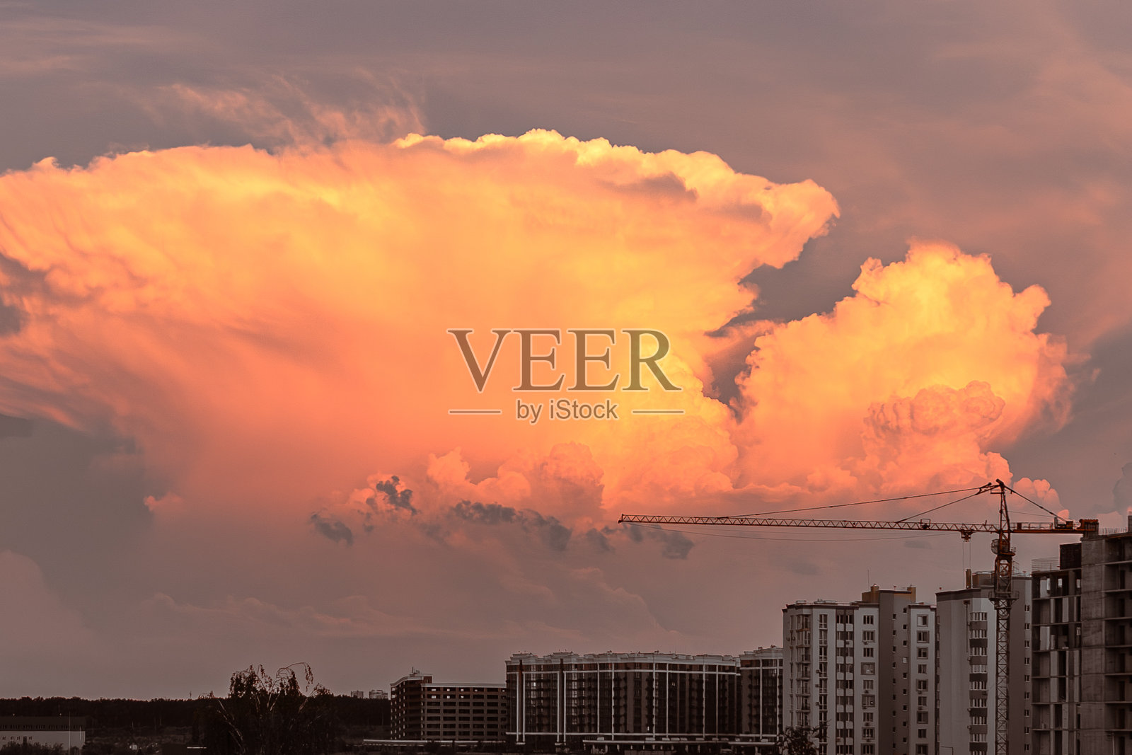 乌克兰日落天空的明亮橙色照片摄影图片