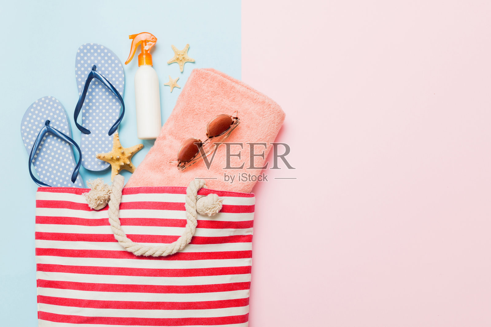 构图与时尚的海滩配件彩色背景，俯视图。沙滩时尚平铺，夏日概念。时尚的颜色照片摄影图片