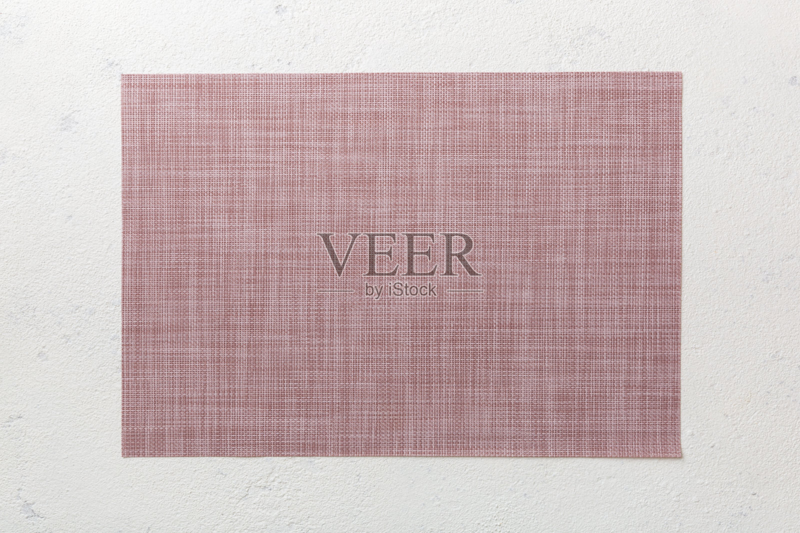 水泥背景上的食物红色桌布的俯视图。为你的设计留出空间照片摄影图片