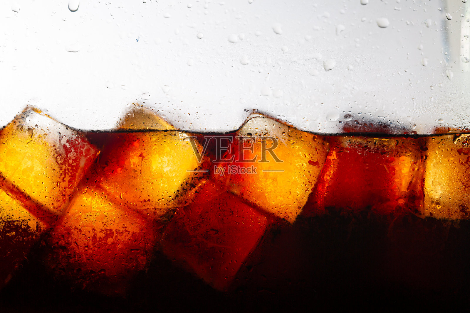 宏可乐的饮料质感，宏可乐的背景，可乐的背景有冰和气泡。侧视图背景清新可乐味苏打与碳酸与复古的色调，泰国，土耳其-中东，可乐，苏打，泡沫照片摄影图片