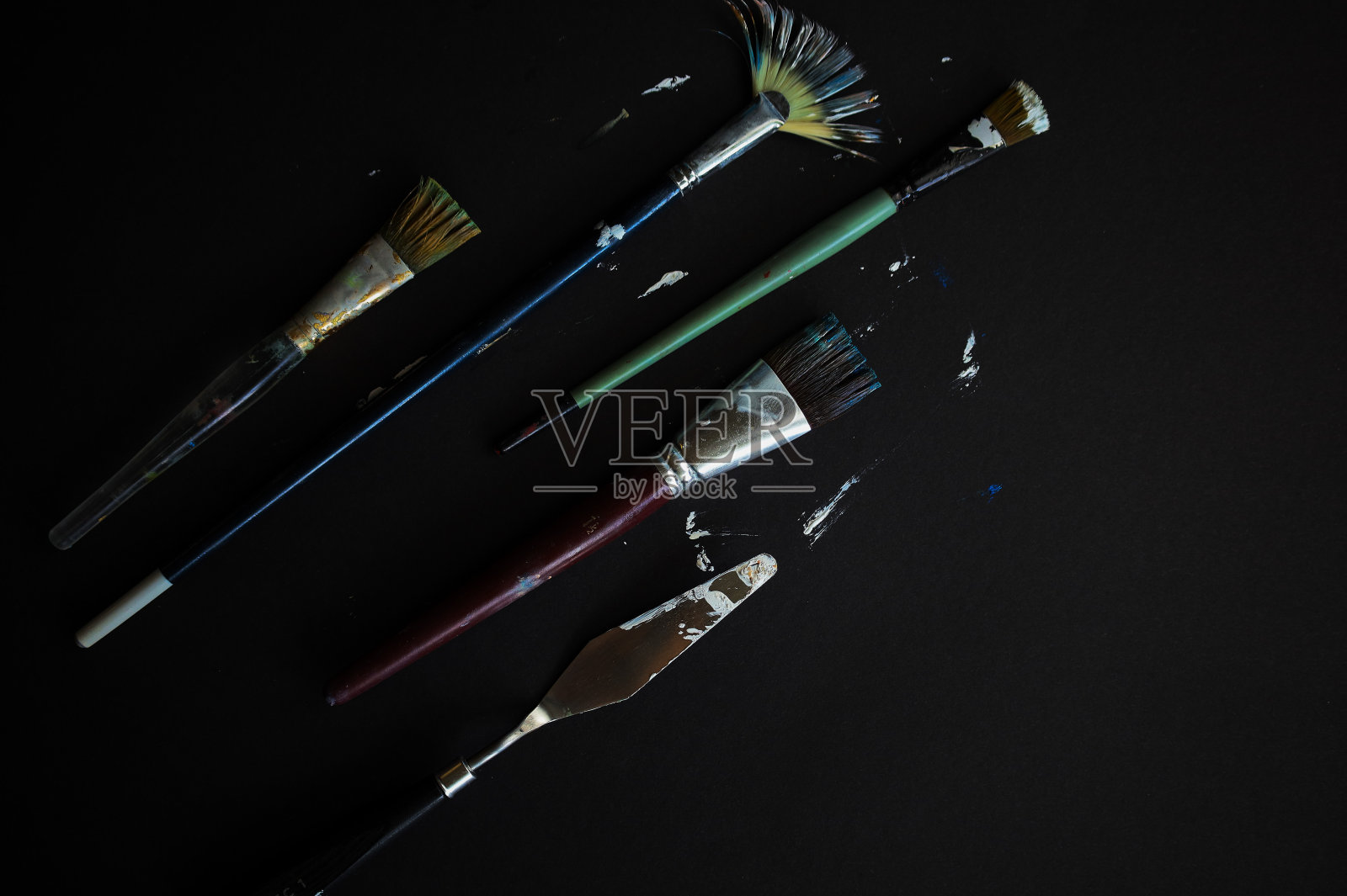 油漆飞溅的颜色。孤立的黑色背景。情绪，放松，社会问题。照片摄影图片