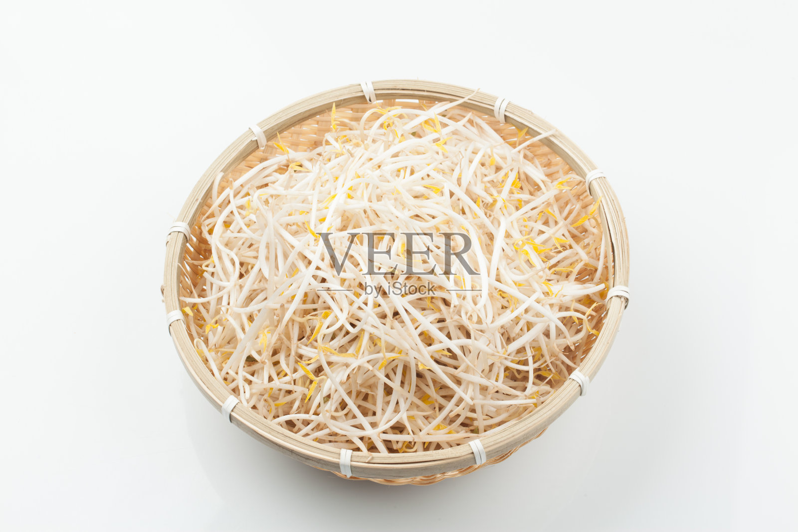 把绿豆放在碗里加水使其发芽的一种蔬菜。照片摄影图片